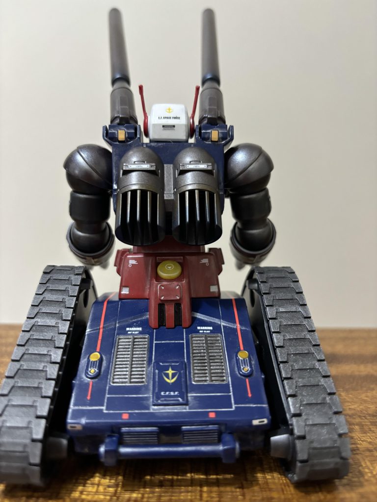 今回の工作。肩のキャノン砲を8ミリパイプで太く、長くし、腕のポップミサイルランチャーをバルカン砲に変更。胸部にスモークディスチャージャー追加。キャタピラの構造変更をし、オリジンのガンタンク初期型みたいに ハの字 に開けるように改造。プラ板によるディテール追加。各種デカール貼り付け。田宮のウェザリングマスターで 焼け や汚れ かすれ を施しました。