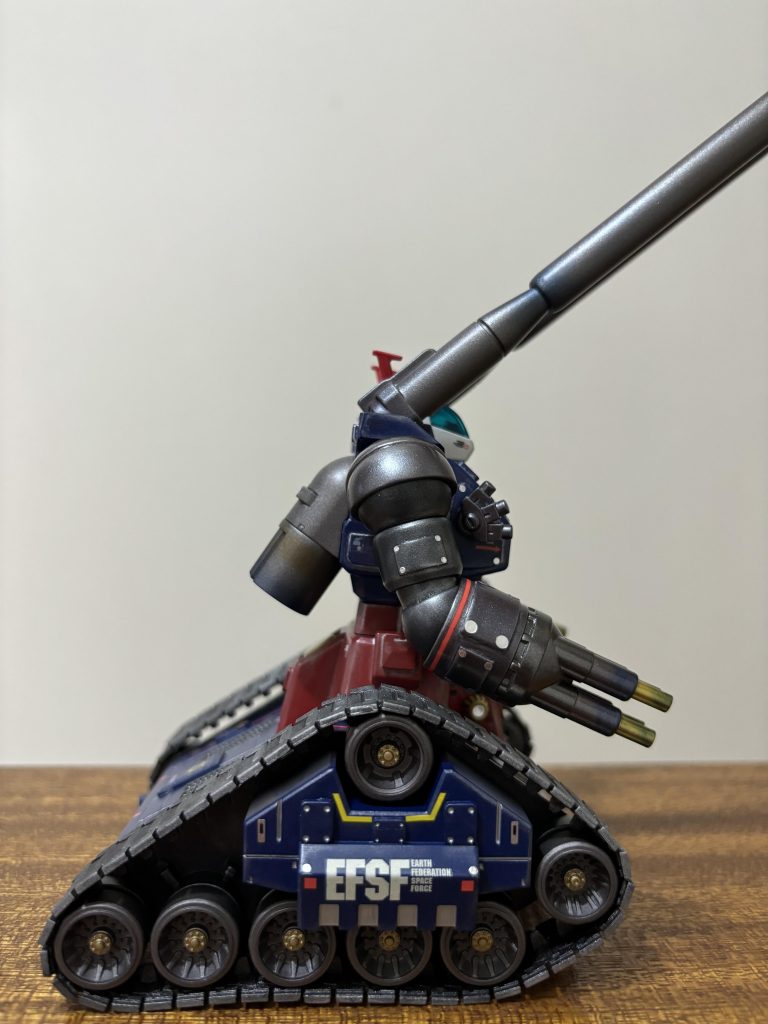 横から見たら腕のバルカン砲以外は至って普通です。