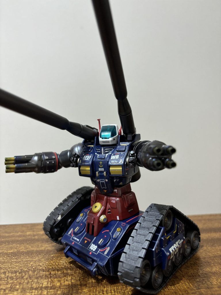 肩のキャノン砲が長過ぎて収まりません。腰も加工して少しだけスイング出来るようにしました。