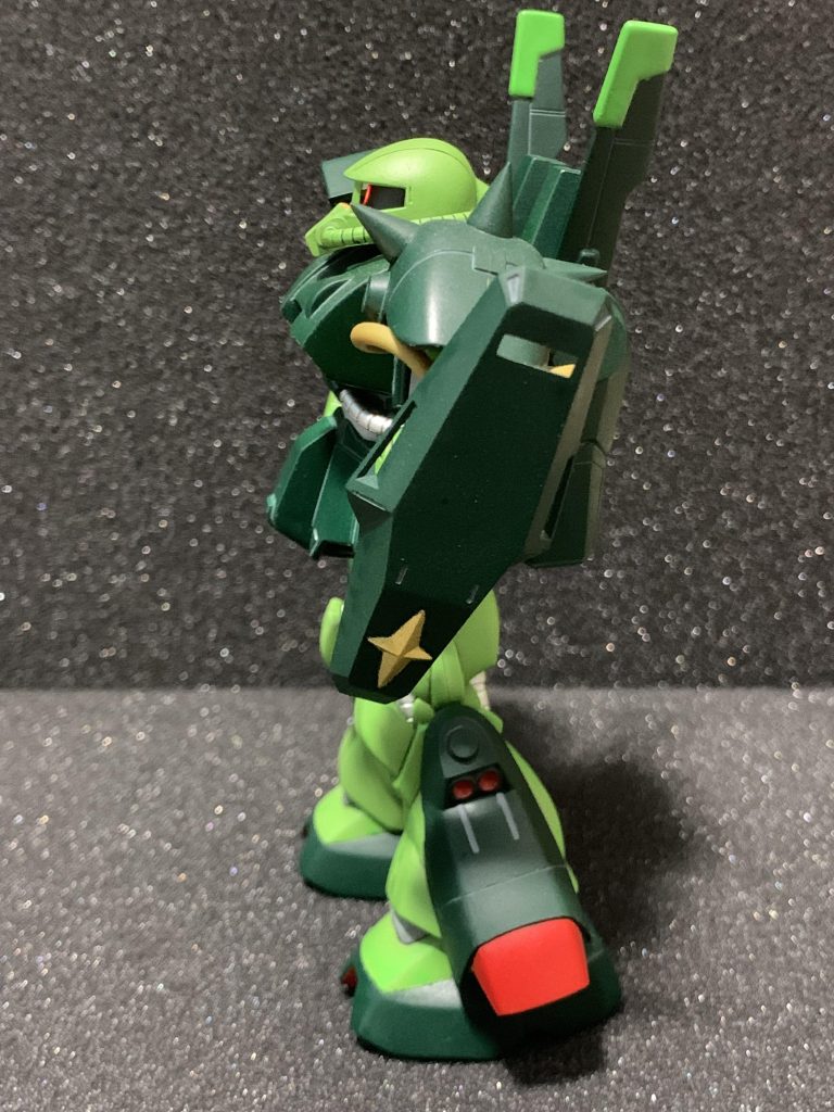 左肩アーマーのトゲを鋭角にヤスリました。