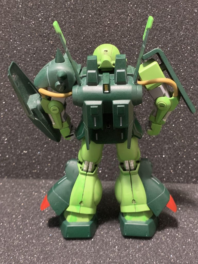 太ももから下の合わせ目を段落ちモールドで表現してみましたが、右側の部分の接着があまく、離れてしまってます。