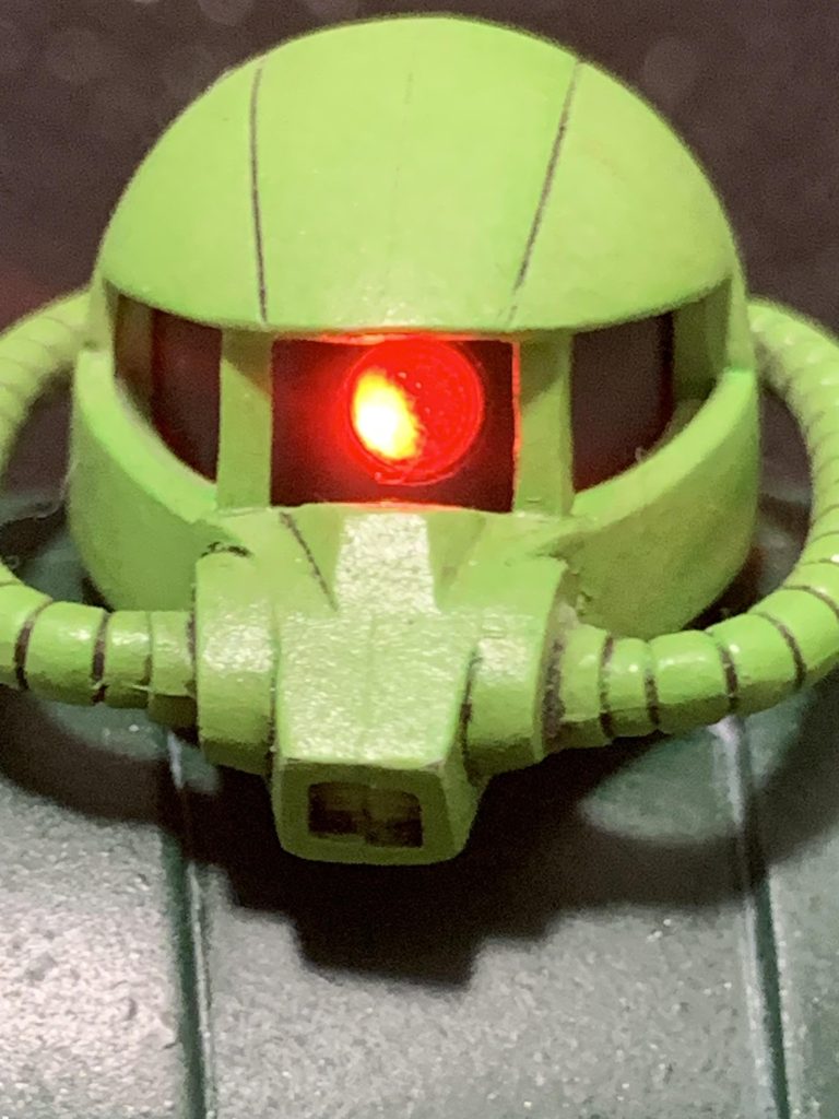 手を加えた所というと、頭部のモノアイにLEDを仕込み発光させました。