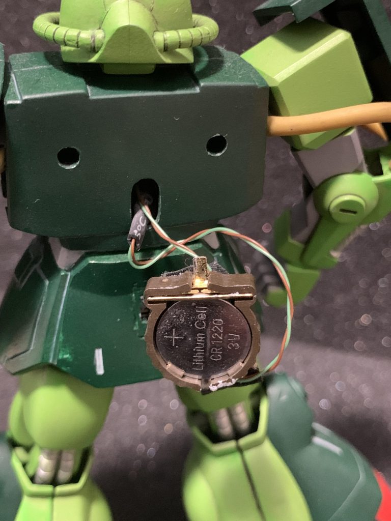 頭部に穴をあけLEDを通し、背中に穴をあけて線を出し、ボタン電池が交換出来るようにしました。