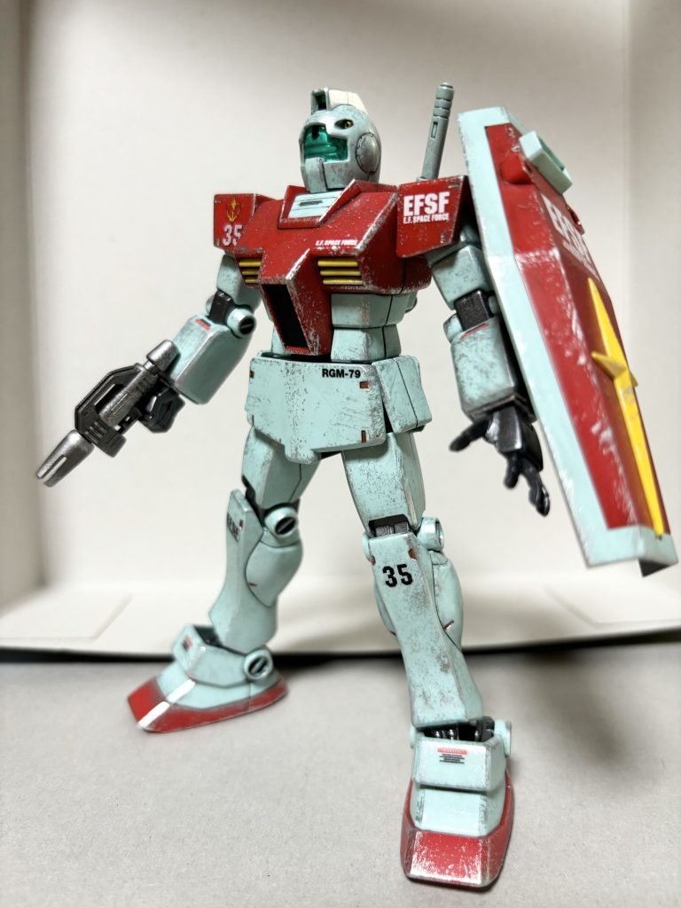 本体のホワイトグリーン、レッドは成形色、コクピットのブラックはシールの手抜き仕様です。