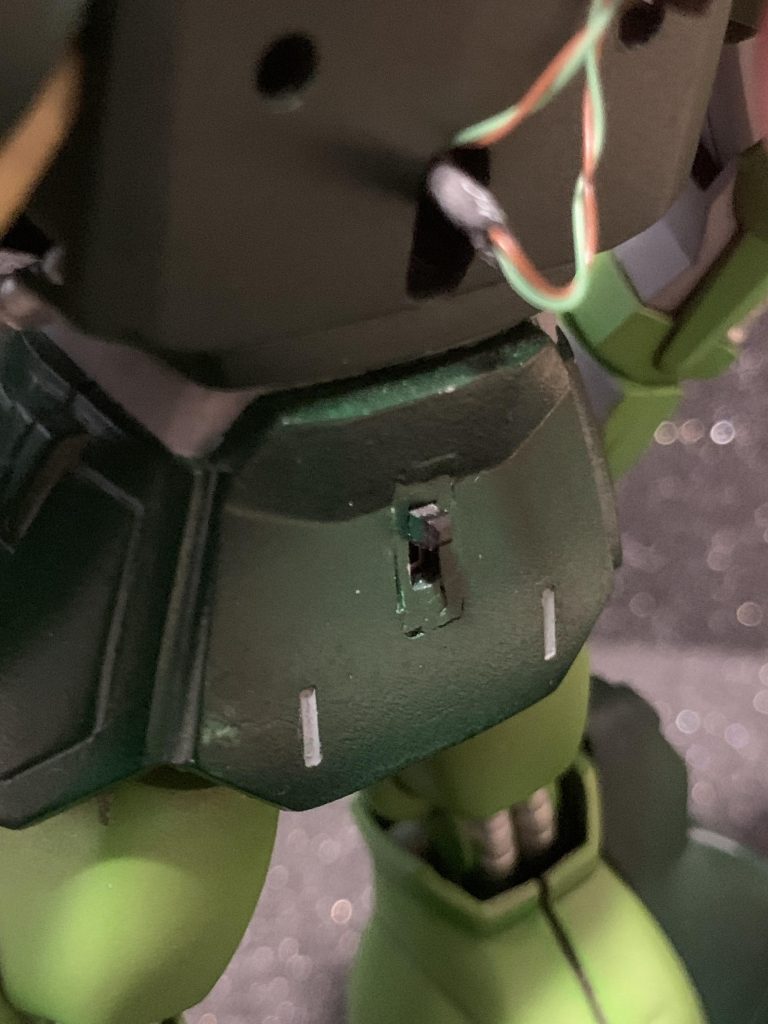 腰部のあたりに穴をあけ、内側からスイッチを取り付け、ON・OFF出来るようにしました。