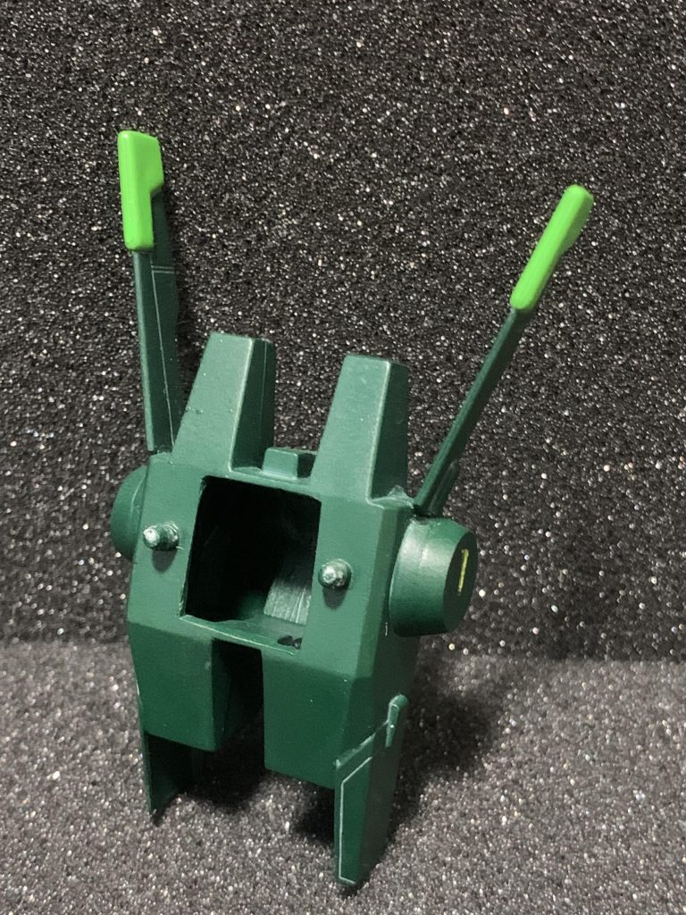 バックパックをクリ抜き、ボタン電池をしまえるようにしました。