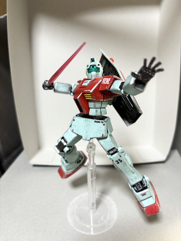 元のホワイトグリーン一色、刃一体型サーベルはガンタンクの上半身の塗装の為の持ち手に丁度良かったのでそっちで使用。背中に刺さる方のサーベルグリップに2ミリの穴を空けて、テキトーなサーベル刃を合体。