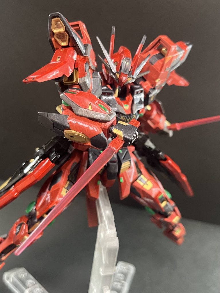 ビームサーベルは小型にもなるため、ダガーとしても使える。投擲後はブーメランドラグーンにセンサーで自動収納される。