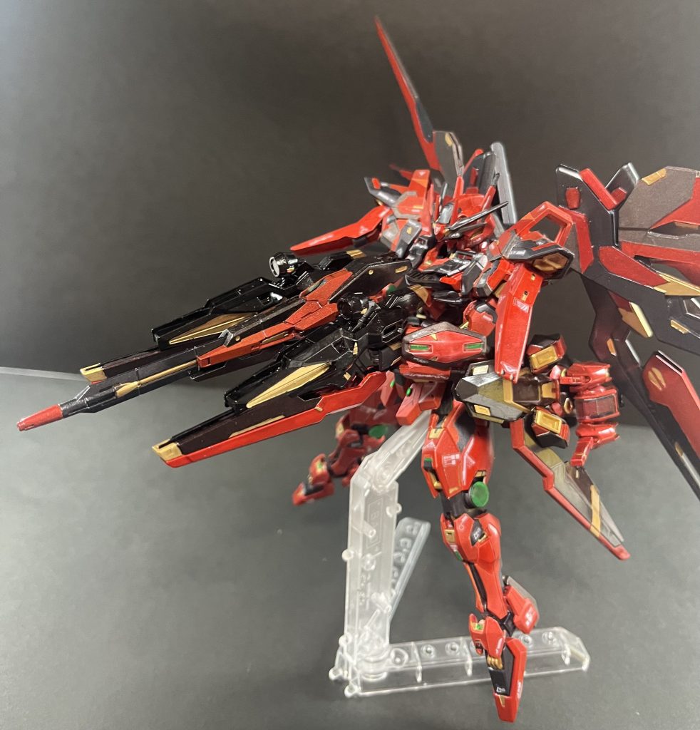 高出力バスターロングライフルロングライフル(狙撃用)とライフル×2を合体させた超高火力武器。後ろのバックパック【エターナルユニット】を装備しないと機体への負荷とエネルギー不足に陥る。