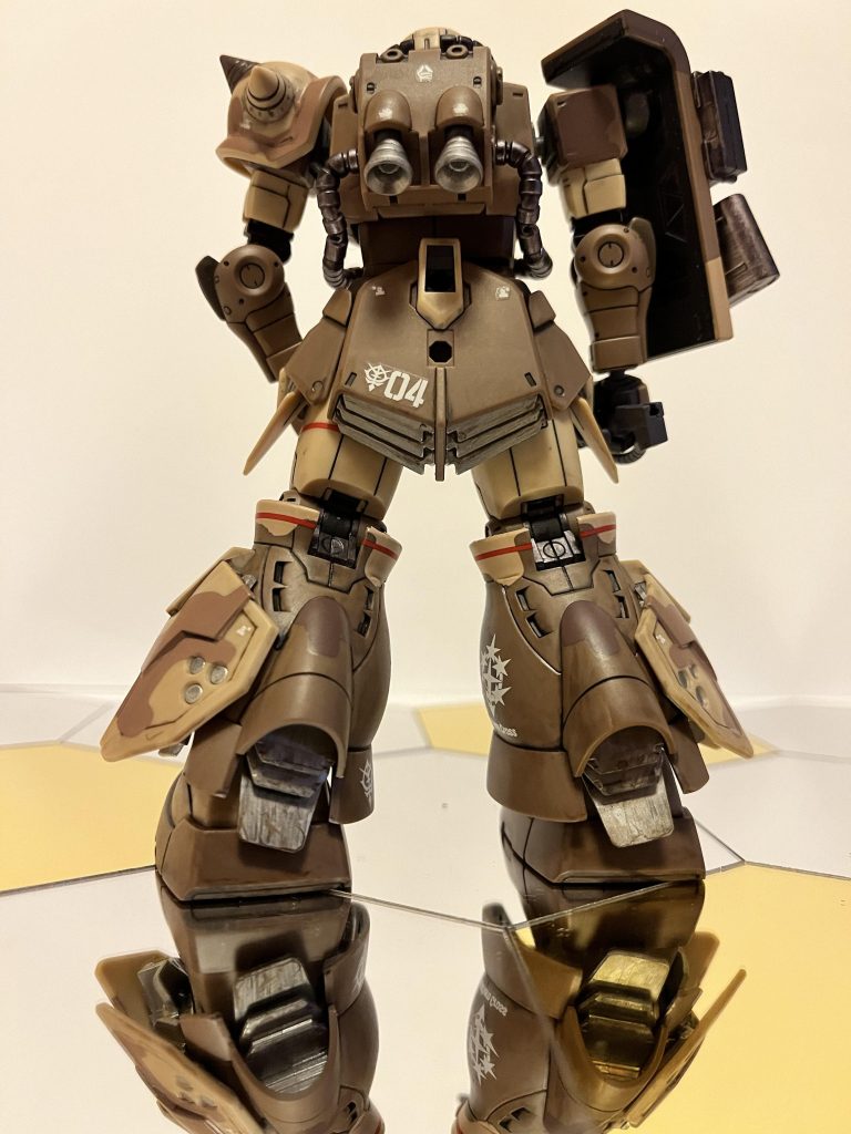 下半身にボリュームがあって、すごくいいですよね。でも上半身がちょっと貧相かなぁ。グフ・カスタムの腕と替えようかな笑