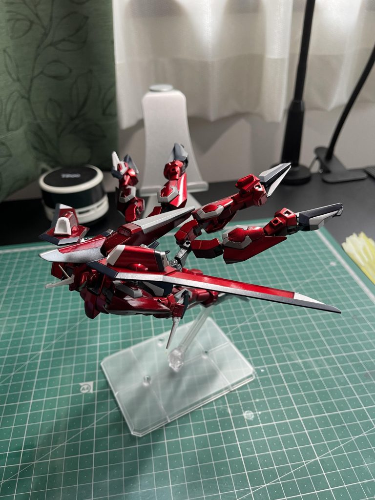 戦闘機形態　大気圏内で長距離移動をする際に変形。