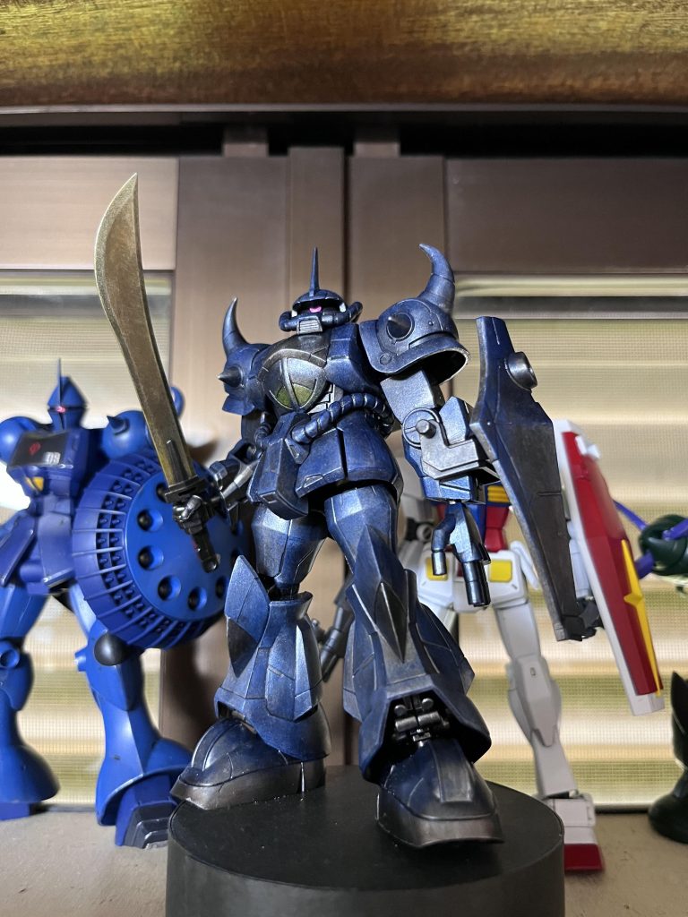 刀は黄色と赤とオレンジでドライブラシしました。再現性のない感じですね。元々の黒銀が効くように、塗りつぶさないことを心がけました。最後に銀色で軽くドライブラシしました。