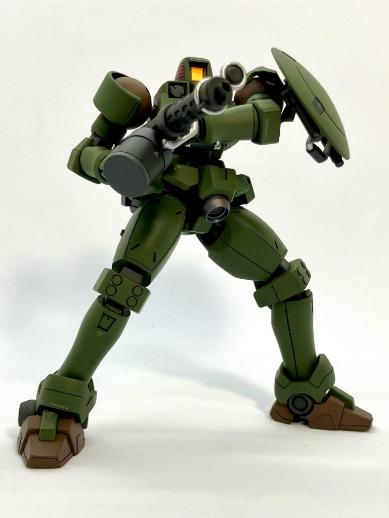 射撃ポーズ肩アーマー端のリブと、シールドを支えるアームに付いてる丸モールドは、一旦削り落として表面処理した後にプラ材で復活させました。