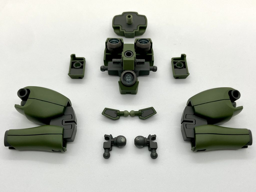 おなか、腰、フロントアーマー、サイドアーマー、ひざ関節、足首の肉抜き穴をエポパテとプラ板で埋めました。