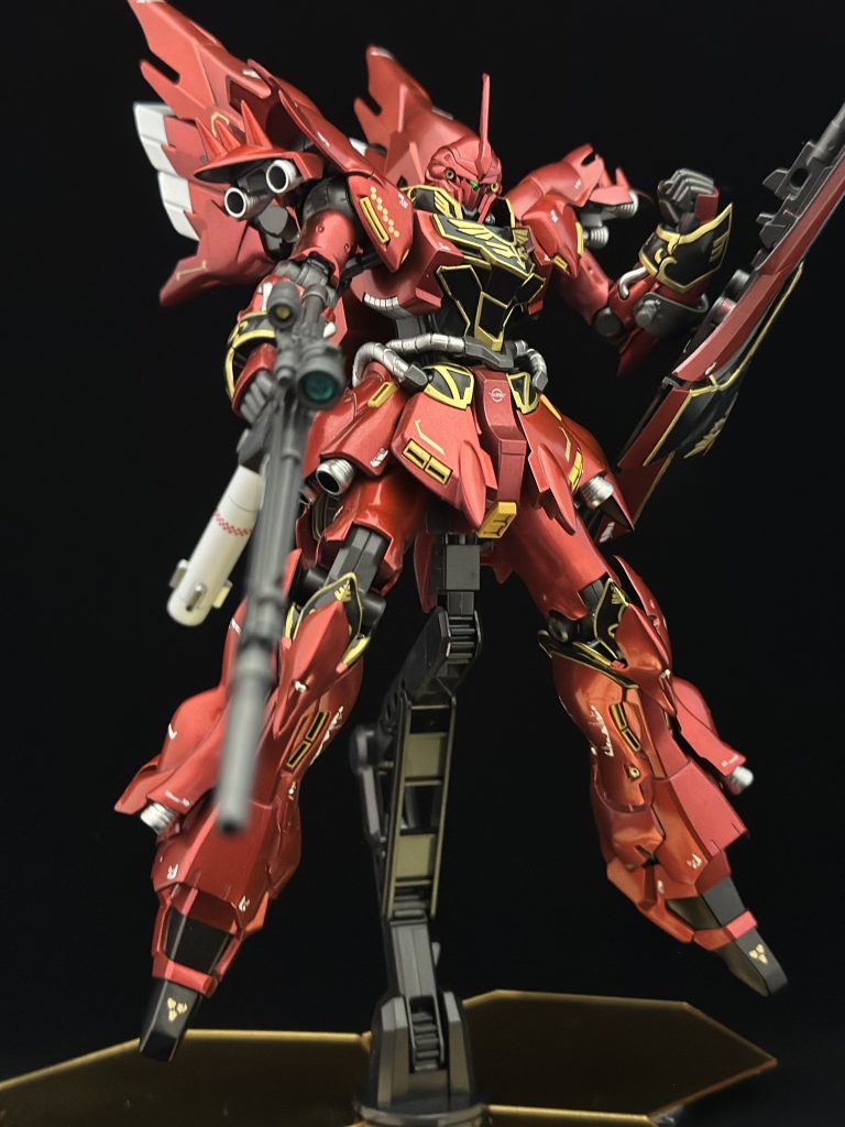 モノアイとライフルのセンサーにはバンダイの3Dメタリックシールにクリアレジンを乗せたものを使用しています。モノアイにだけ蛍光クリアグリーンを塗ってあるのでブラックライトで発光します。以下何枚か。