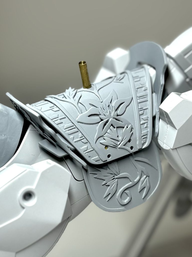 主を乗せればほぼ隠れるのについ毎度頑張ってしまう、自己満100%の鞍です笑デザインモチーフである過去作のSDW曹操ウィングに使ったスマホ用蒔絵シールを参考に、プラ板で鉄仙花&矢絣模様を作りました🌺赤い鞍敷は今回もミスティックペーパー製です!