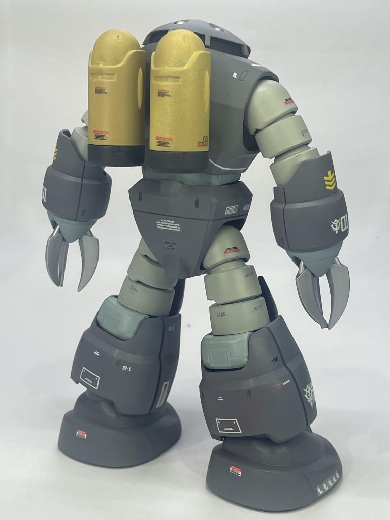 そのままの色だと単調になりそうだったので関節内部らしき部分はライトブルーにして三色段階にしてバランスをとってみました。