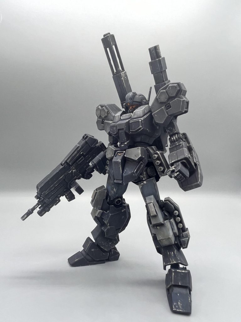 腰のV字、クリアパーツの裏側のみ部分塗装をし、残りのセンサーはシールを貼りました。