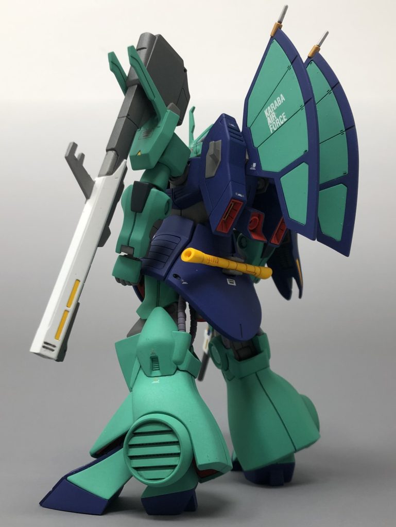 前腕の合わせ目は色々考えましたが、一番手間がかからなそうな段落ち処理をする事にしました。まぁここにラインが入ってもそこまで違和感無いのでこんなもんでいいんじゃないでしょうか。