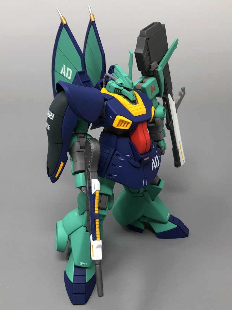 今回も武器の一部をホワイトで塗装しました。私のこだわりみたいなもんですwバックパックの放熱板?!の先端のトンガリはアクセントとしてシルバーとゴールドで塗り分けてみました。右肩のシールドの裏も細かく塗り分けたんですが・・・殆ど見えませんw