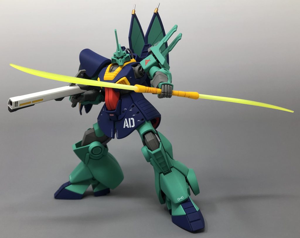 ビーム薙刀?!とバズーカを構えた状態です。ビーム刃部分はホワイトと蛍光イエローでグラデーション塗装してみました。殆ど分かりませんがw 