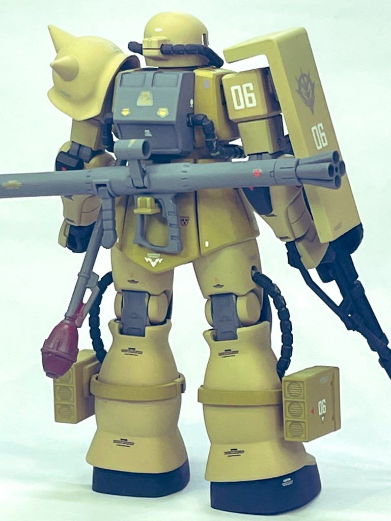 全身合わせ目だらけで、腰も回らないし、スカートも開かない。今みるとなかなか厳しい仕様。