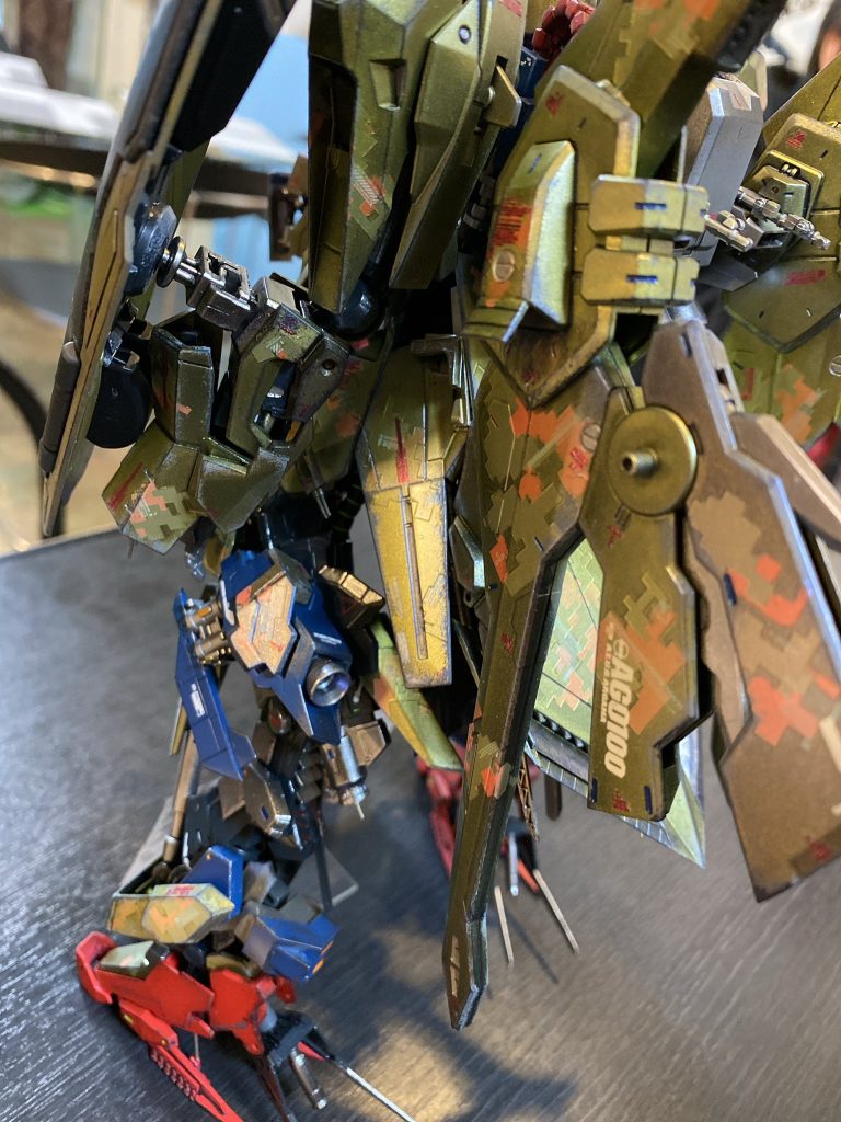 背面横足はアーマードコアのたぶんクレストのスネが凄くカッコよくて気に入ってます二段ハイヒール化