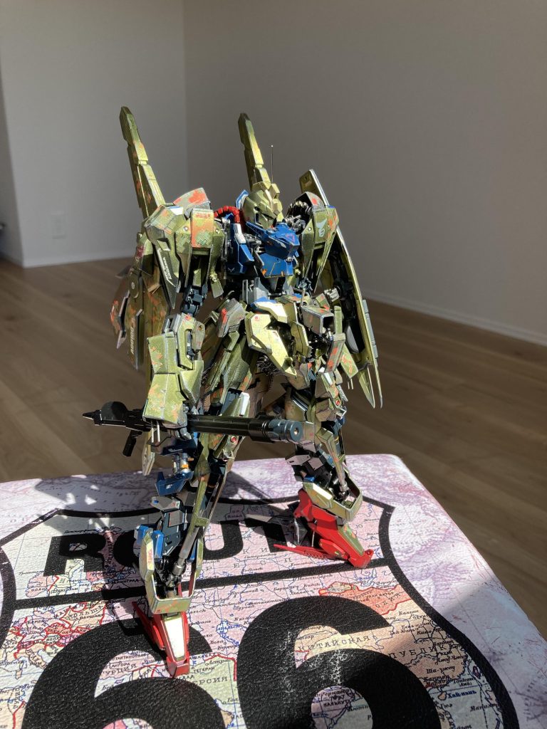 全体前装甲は金が意味わからないと前から思ってたのでビームや衝撃が加わると剥離してズルッと受け流す蛾の鱗粉みたいなイメージで剥がれた所は定着剤のピンクが見えてるみたいな自分設定です。 自分設定ですがサイコフレーム案は安易でダサいからやめました。