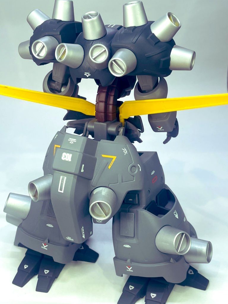 古いキットなので可動はお察しレベルですが、サイズ、ボリューム、迫力はかなり高いです。これで1000円前後とか信じられません。