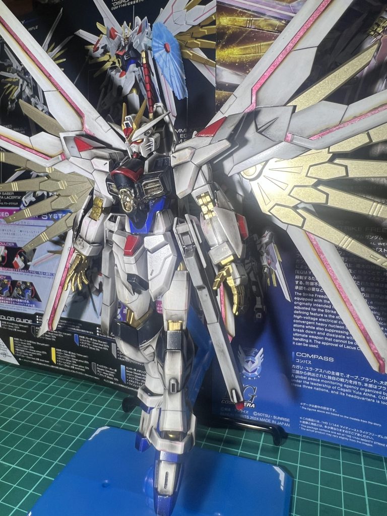 ゴールド部分は全部色変えて塗装しました。胸部分と右腕と腰のレール砲は抉ってみました。