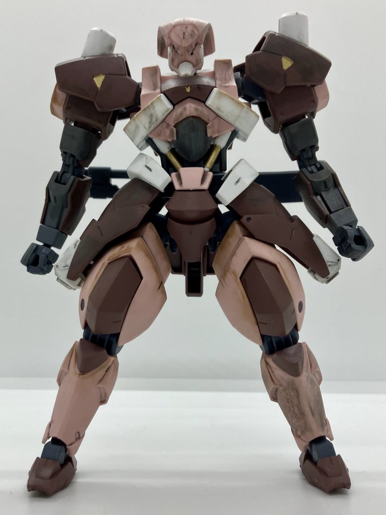 素立ちから去年の秋、新品で定価で売ってんの発見して大興奮でしたスミ入れは淡色部は筆ペンで、武装などグレー部はキャンドゥの油性スミ入れペンでシリンダー、スラスターなどをゴールドで部分塗装ウェザリングマーカーのグレー、ブラウン2色で錆と煤をイメージしてウェザリングを施しています最後につや消しトップコートでフィニッシュです