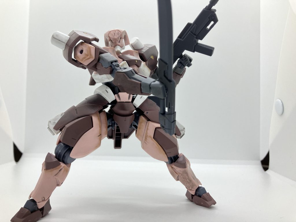 武装類アミダ姐さん、素手ゴロが強いせいであまり印象が無いような…鉄血オプション2のバズーカ持ってれば再現度が上がったんですが…夏に鉄血オプションも一部リブートされるんで、今後の商品展開に期待ですね