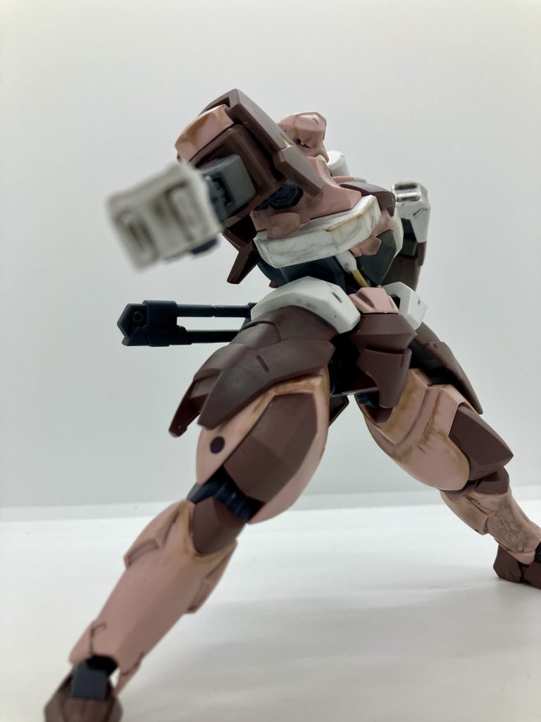 サイドスカートに付けてるナックル？コイツでレギンレイズジュリアの蛇腹剣の刺突防いでるのは惚れましたキットだと実はコイツ付けると武器が持たない欠点が…小改造すればよかったかな…