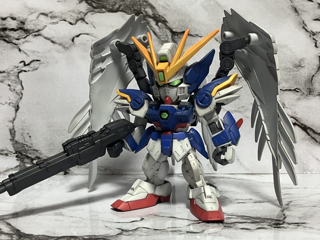 カラーレシピ白部分:グレーサフ → MSホワイト青部分:マボガニー → MSブルーZ系 + インディブルー等赤部分:白サフ → MSシャアレッド → レッド+ホワイト少しグレー部:黒サフ → ツインアイ・センサー:GXメタルイエローグリーン羽:白の上に、ガイアカラーのプレミアムガラスパール※下地 → グラデーションで塗装