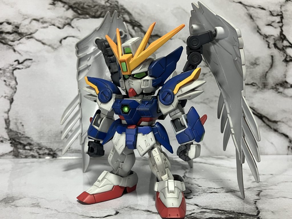 前面目やセンサーはメタリック塗料、他はグラデーションをかけて塗装しています(マスキングめっちゃ大変でした…)