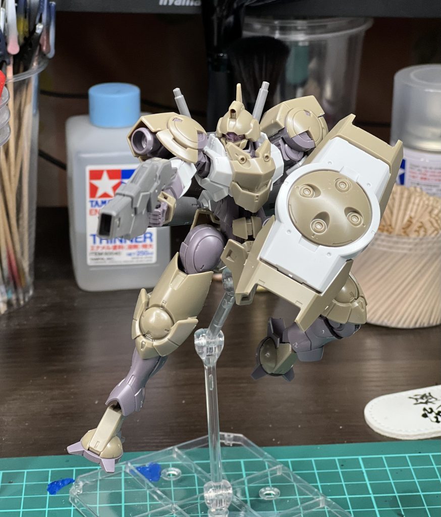 内装？って言うのかな？紫色っぽいのが好みで無いのでメカサフを使おうかと考えたが何時ものワンパターンなんでティターンズブルーⅠを使用。