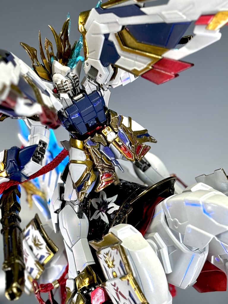 4か月かかった信長エピオンに比べて半分の2か月(ヒジ休め抜いたら1.5か月)で完成はしましたが、プラ板工作は今回も濃密でした…🤤🤤🤤早く済んだのは翼や武器、馬兜、エフェクト、SDからの流用など実際の作業量が前より少なかったからだと思います。部品数は今回数えてませんけども🙄w