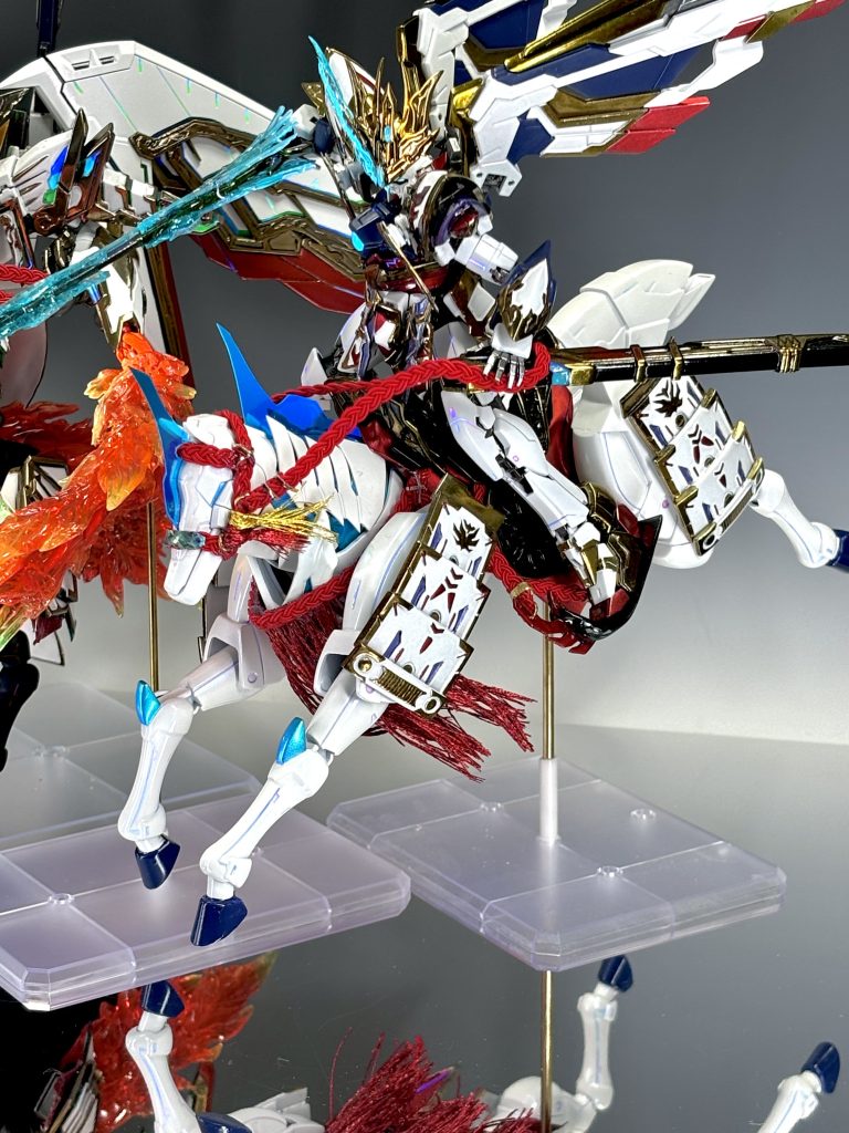 馬ちゃんの胸がい(前かけ)は太めの唐糸に刺繍糸を接着して作っています。疾走感が出る様に糸は水で溶いたボンドでクセを付けました🙌(糸の扱いは多数のフォロワーさんからアドバイスを貰いまくりました😁有難うございました✨)鐙は青貝で螺鈿装飾のみのシンプルな舌長鐙としています🐚