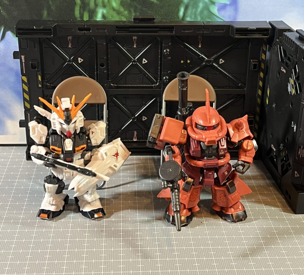 素組みにシールを貼っただけです。モビルスーツジョイントです。あえて言えばザクの足の裏はシールないので黒いテープを貼っています。最初から脚の裏のシールつけて欲しいです！見てくれてありがとうございました。