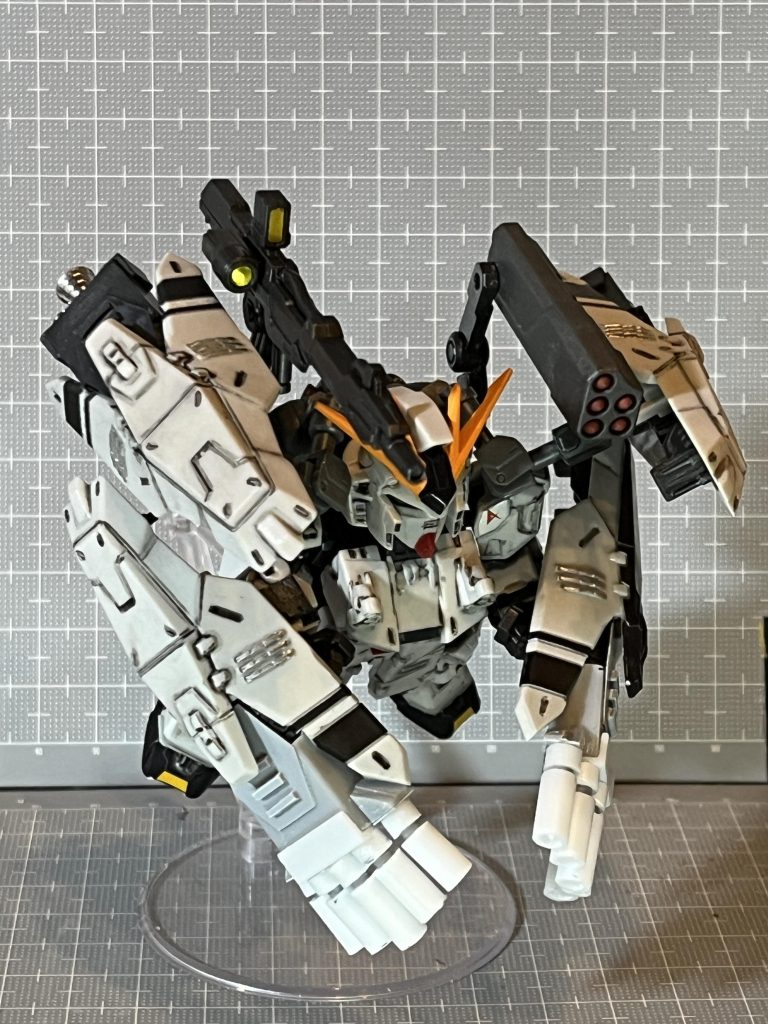 最初はシールドに指を付けてみましたがこのあと別のところから腕をはやしました。ボールジョイントにDAISOのニスを塗ってポーズをつけやすいように調整しています。