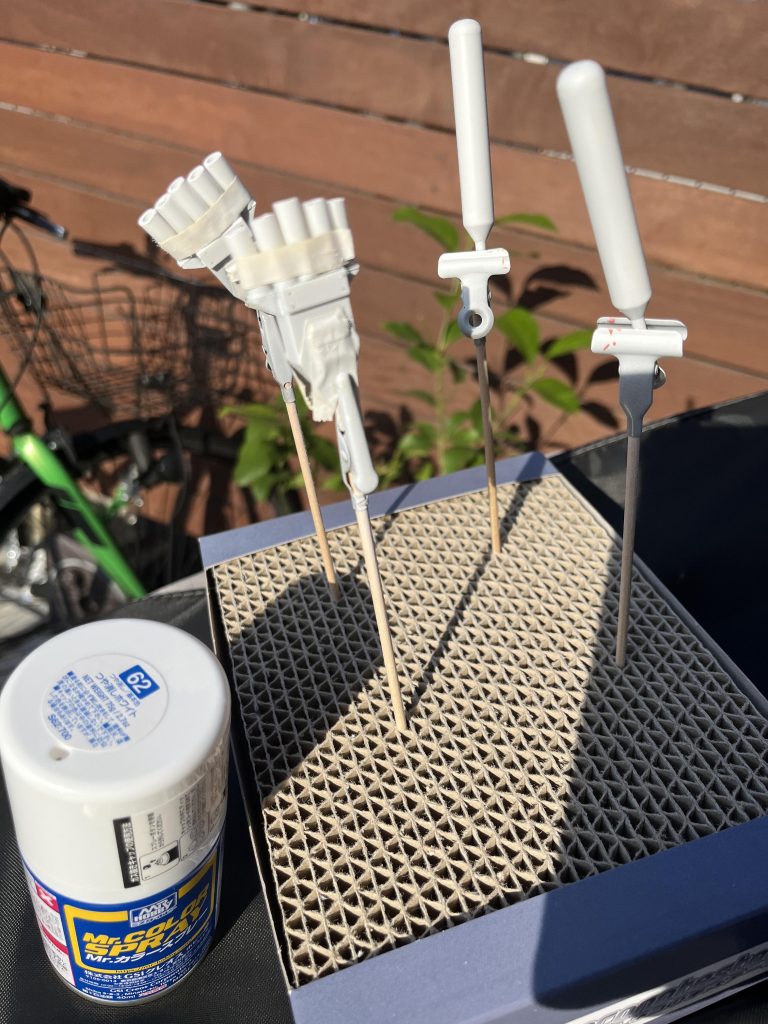 初めてスプレーで塗装しました。2回塗りました。乾かしたてたら虫がくっついててビビりました。若干道路が白くなってたらしく外でスプレーするときでもダンボールを引くように建築系モデラーのママに怒られました。