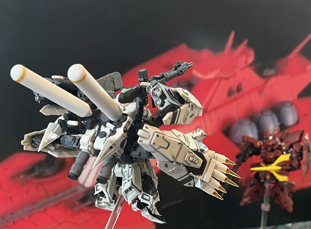 バックパックに長距離輸送機のクタン参型を装着しました。ガンダムビルドメタバースのキメラと同じじゃん!