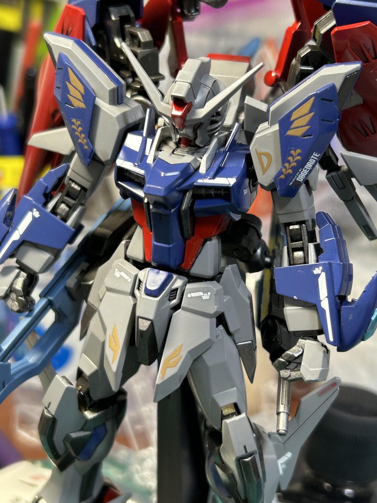 金のデカールはRGサザビー用に付いているネオ・ジオンマークを切り刻んで各所にいい感じに配置。