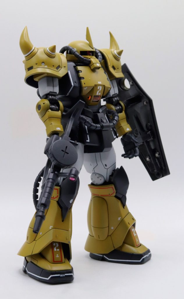 キットにあったヒートホークではなく、HGグフからヒートサーベルをもってきて、シールドに格納しています。(目立ちませんが・・・)シールドには、ヒートサーベルを入れてくださいと言わんばかりに、格納用の型があります(笑。