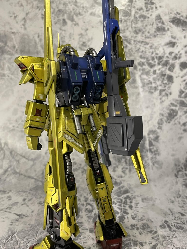 赤い動力パイプはメタリックグレーで塗装しています。