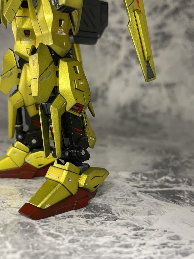 脛周りの内部フレーム丸出しの機械的感じは好きですね。