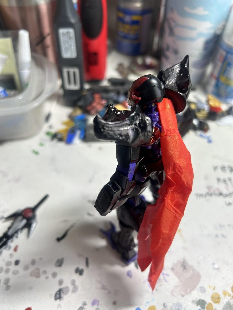 マントはティッシュを瞬間接着剤で固め、赤スプレーで塗装しました。