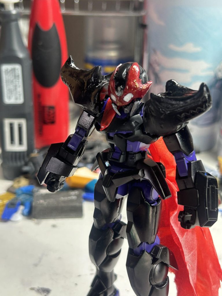 頭部と肩のパーツをパテを使い作成しました。何回も失敗したり、肉盛りしたりなど繰り返してこの形に、パテで作るのむずかったです( ;  ; )