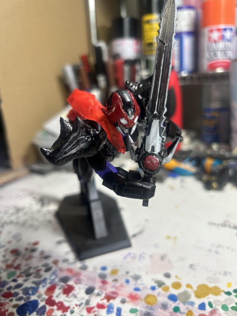 カラミティストライクのポージングの写真をラストに載せました。アストレイの上胴体を取り入れ、デザストの頭のパーツと兼ね合いを考え、首を自由な位置に向けられるような形に組み合わせました。