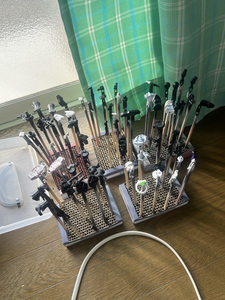 次回作品予定のエスパーダのサフ乾かし中の写真も載せておきます。てなわけで、感想にあったデザストさんが先に出来上がったので、ガンスタに載せましたw指のケガのせいで、制作期間がのびてしまいました^^;ケガには気をつけないといけませんねwとまあデザストさんなんですが、特徴的な所の制作がなかなか難しく、もうちょい上手くいけたんじゃないかな?って思いましたねwパテの使い方こみこみガンプラの制作技術もっと上手くなりたいですねwではこれにて失礼しますwε=ε=ε=ε=ε=ε=┌(; ̄◇ ̄)┘